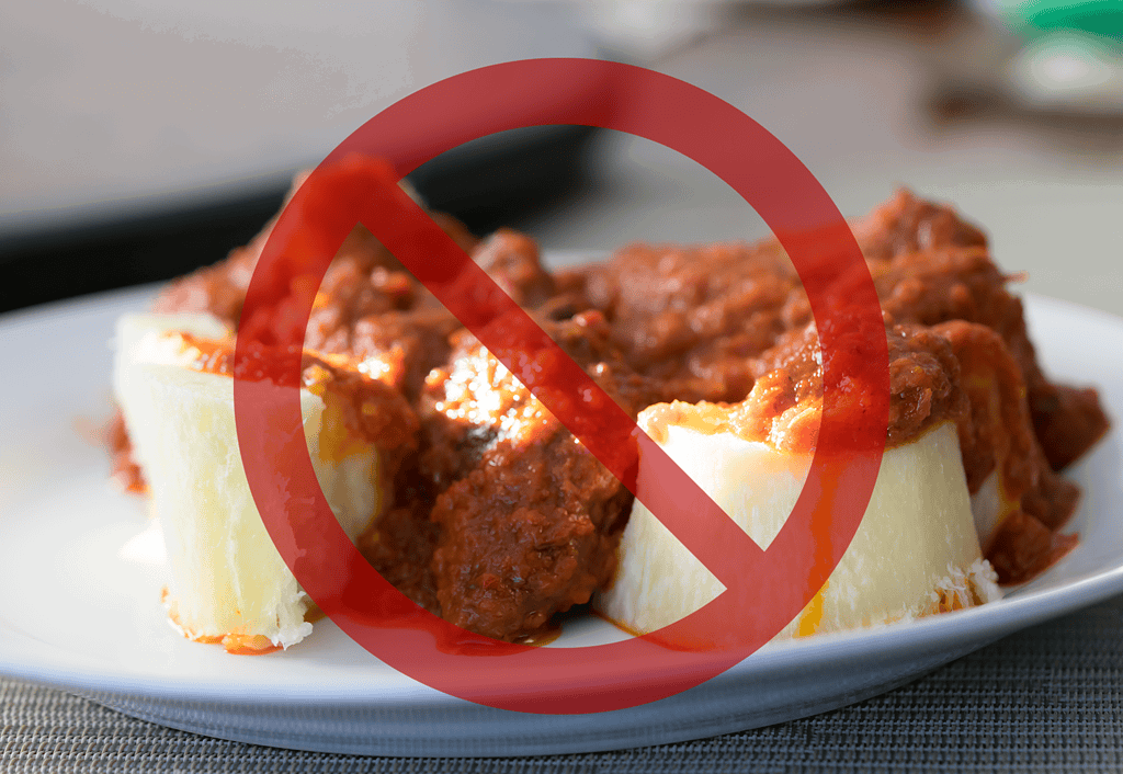 Dog-safe food warning, avoid feeding dogs raw or cooked meat with potatoes, which can harm their health.