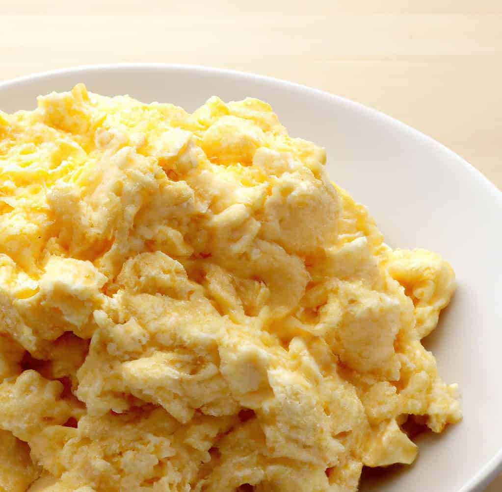 Delicious scrambled eggs, perfect for breakfast or brunch, rich in protein and easy to prepare.