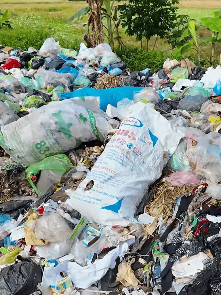 Alt: Pile of trash, plastic waste, and garbage in an outdoor environment.