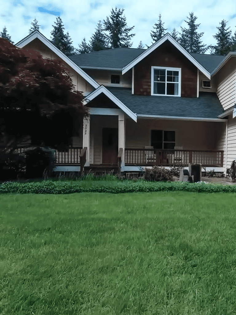 Doghouse with spacious backyard and greenery, perfect for pet outdoor activities.